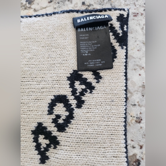 Balenciaga Monochrome Logo Scarf - Picture 6 of 9